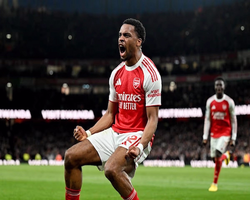 Jurrien Timber festeja con un grito y los puños apretados tras convertir para Arsenal ante Chelsea en el Emirates Stadium