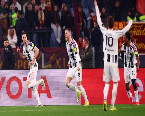 Jugadores de Juventus celebran el gol del empate ante Roma en el estadio Olímpico por la fecha 27 de la Serie A.