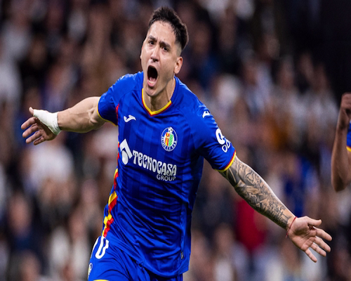 Martín Satriano festeja su gol ante Real Madrid con los brazos abiertos en el Santiago Bernabéu