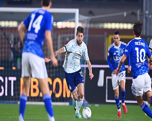 Jugador del Inter conduce el balón ante la marca de Nico Paz y otros futbolistas del Como en el partido por la Copa Italia.