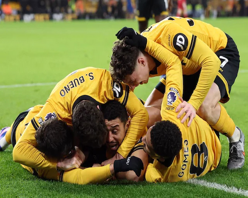 Jugadores de Wolverhampton celebran el gol agónico ante Liverpool en la Premier League