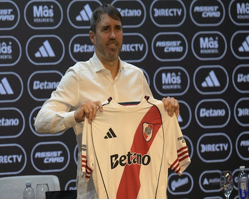 Eduardo Coudet posa con la camiseta de River Plate tras su presentación oficial como director técnico en el estadio Monumental.