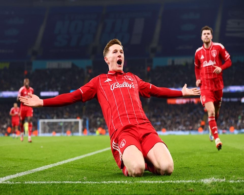 Elliot Anderson celebra de rodillas y con los brazos extendidos tras marcar el gol del empate para Nottingham Forest ante Manchester City.