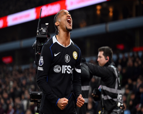 Joao Pedro festeja uno de sus goles ante Aston Villa con un grito y los puños cerrados por la fecha 29 de la Premier League.