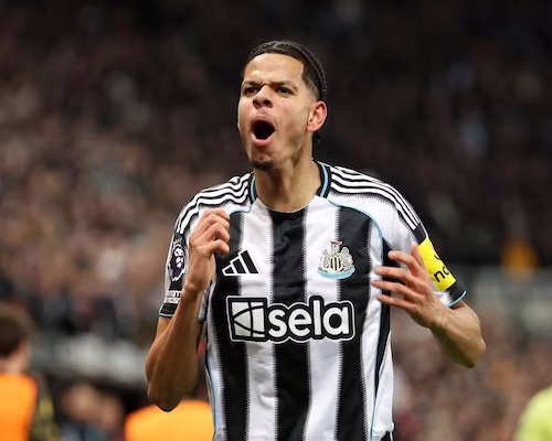 William Osula grita y celebra su gol para Newcastle United ante Manchester United por la fecha 29 de la Premier League.