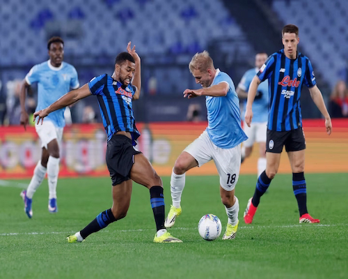 Jugador de Atalanta y futbolista de Lazio disputan el balón en un duelo intenso durante la semifinal de la Copa Italia.