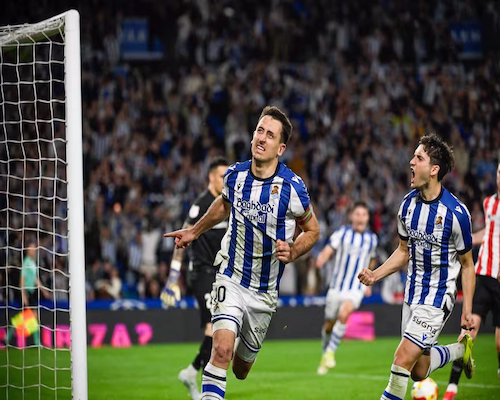 Mikel Oyarzabal celebra su gol de penal para la Real Sociedad ante el Athletic Club en las semifinales de la Copa del Rey.
