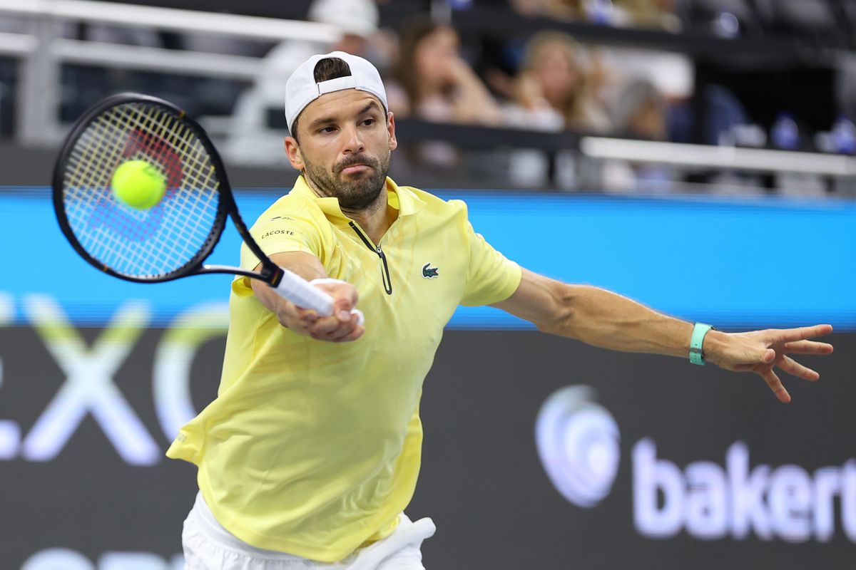 Grigor Dimitrov ejecuta un golpe de derecha durante su partido ante Terence Atmane en Indian Wells