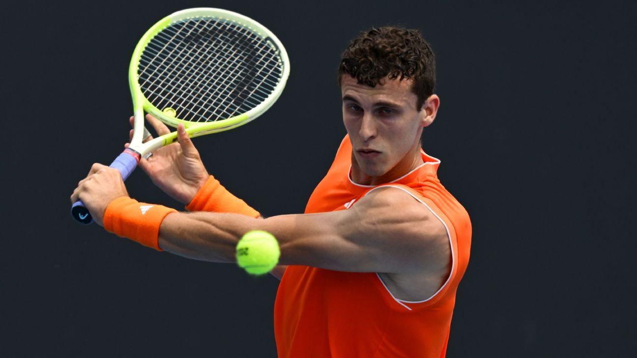 Juan Manuel Cerúndolo ejecuta un revés durante su partido ante Botic Van de Zandschulp en el ATP Masters 1000 de Indian Wells.