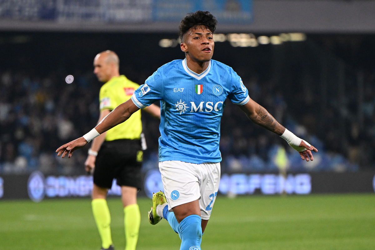 Alisson Santos festeja con los brazos abiertos tras marcar el primer gol de Napoli ante Torino por la Serie A.