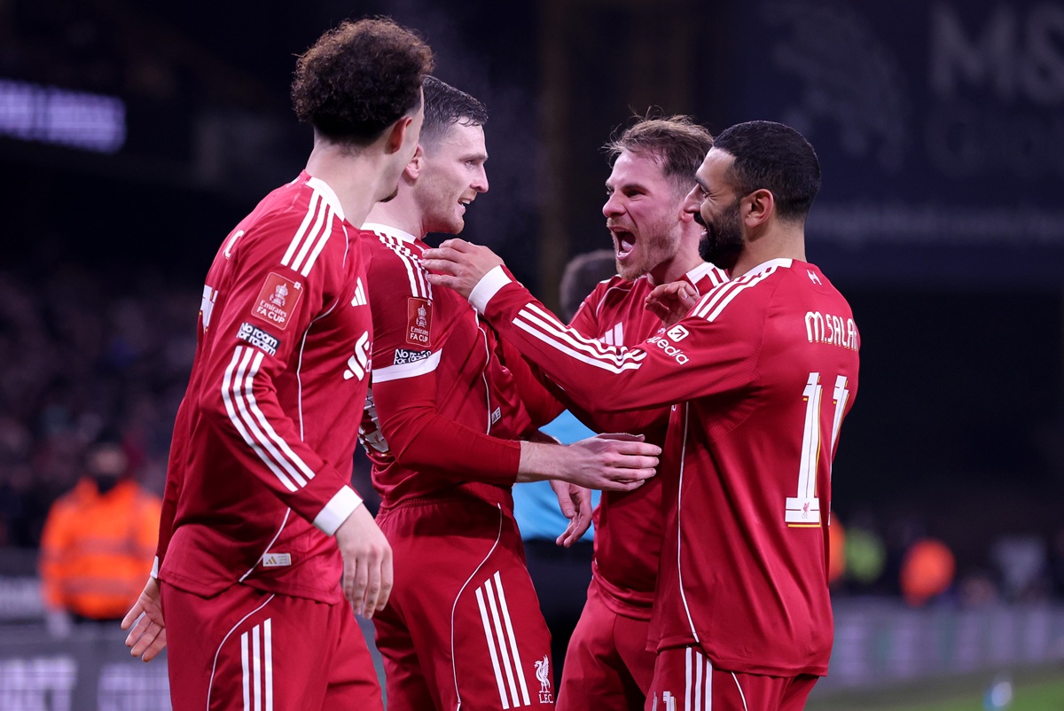 Jugadores de Liverpool celebran un gol durante el partido ante Wolverhampton por los octavos de final de la FA Cup.