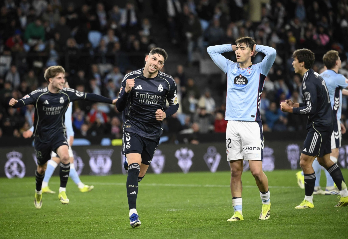 Valverde festeja su gol con los puños apretados mientras un futbolista de Celta se lamenta durante un partido de LaLiga.