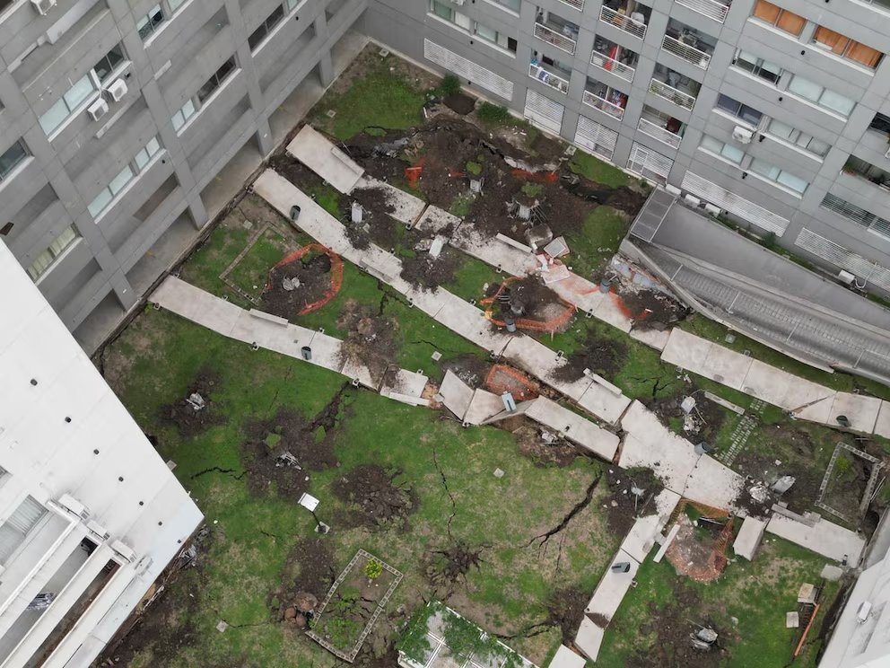 Edificio dañado tras el derrumbe ocurrido en el barrio porteño de Parque Patricios.