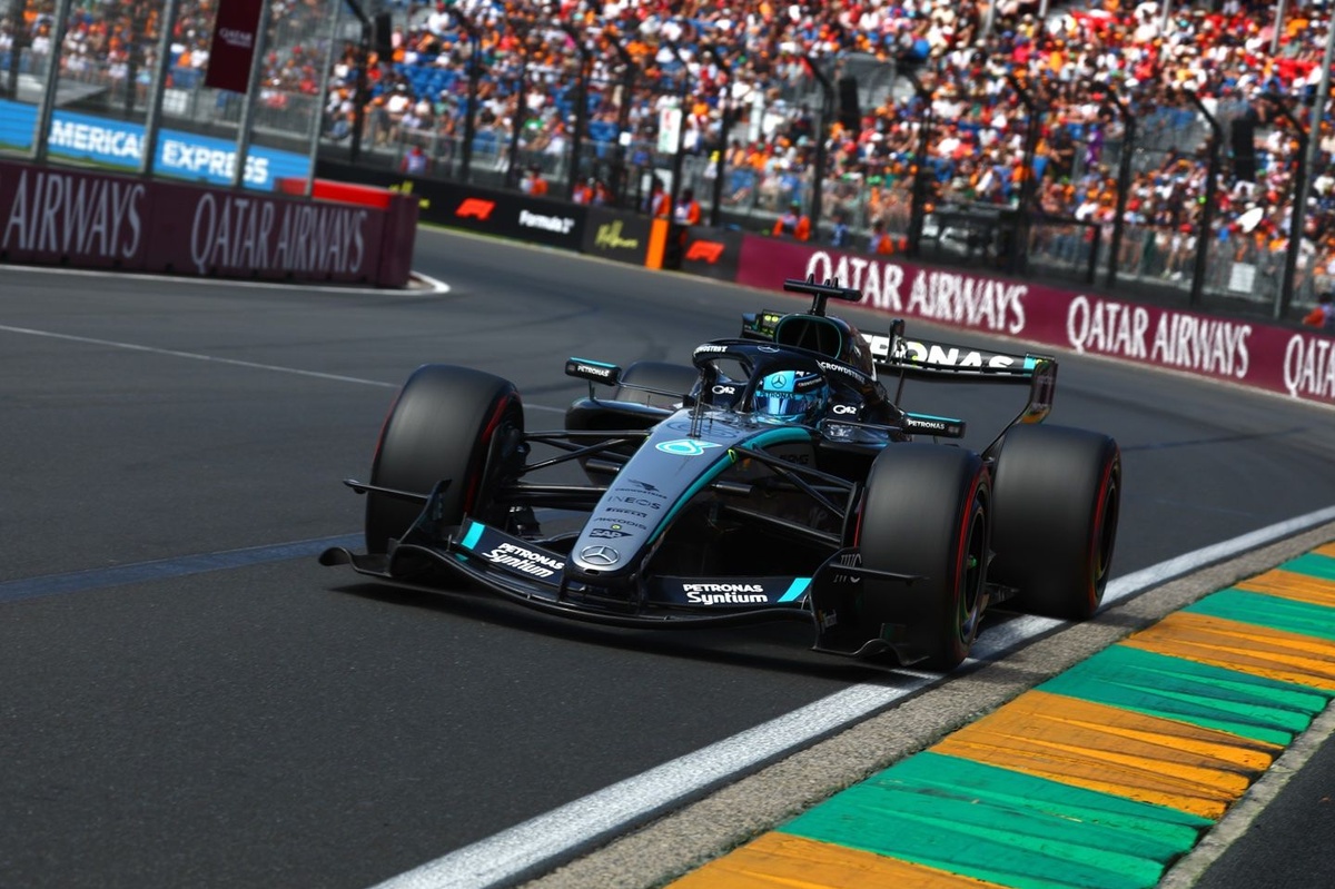 George Russell conduce el Mercedes durante la tercera práctica libre del Gran Premio de Australia de Fórmula 1 en el circuito de Albert Park.