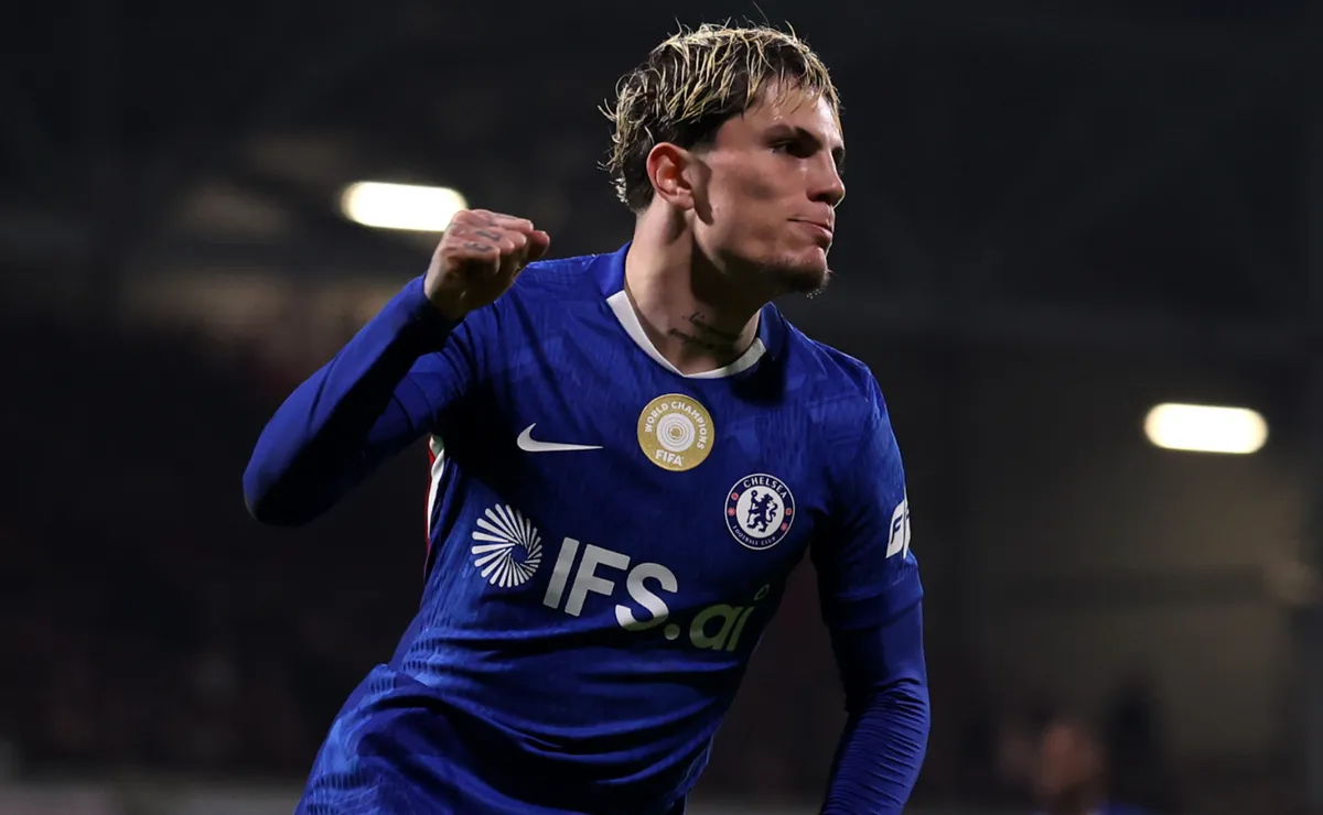 Alejandro Garnacho celebra su gol con el puño en alto durante el partido entre Chelsea y Wrexham por la FA Cup.