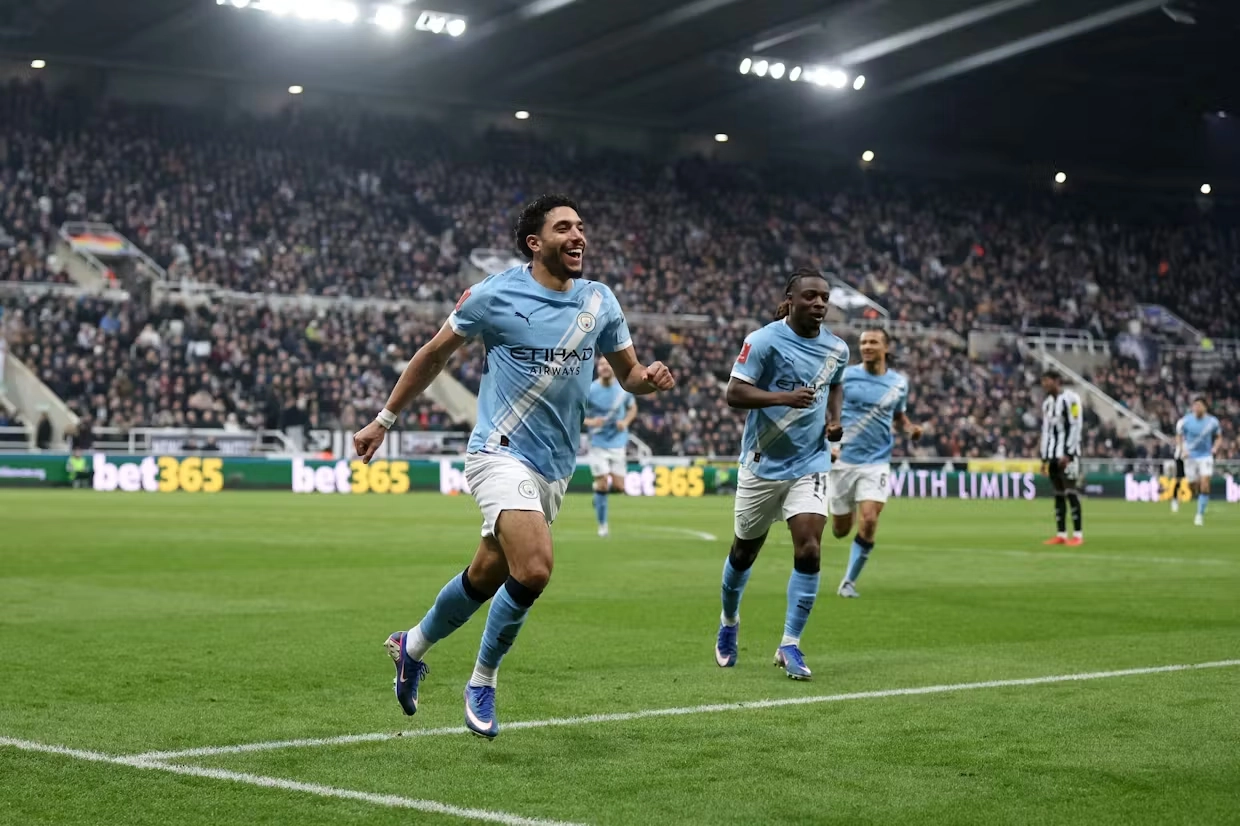 Omar Marmoush celebra un gol para Manchester City mientras corre por el campo durante el partido ante Newcastle en la FA Cup.