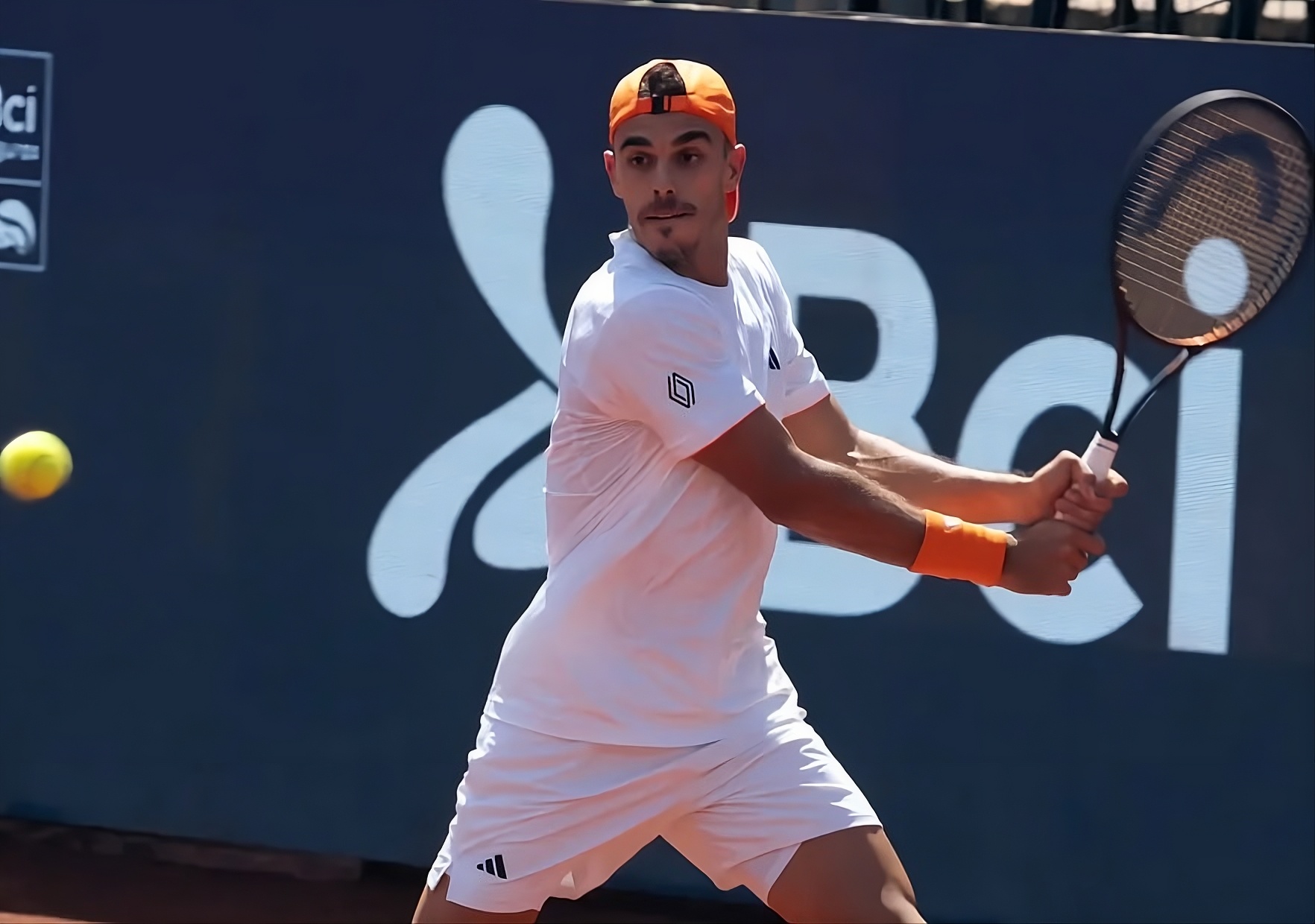 Francisco Cerúndolo ejecuta un revés a dos manos durante un partido del Masters 1000 de Indian Wells.