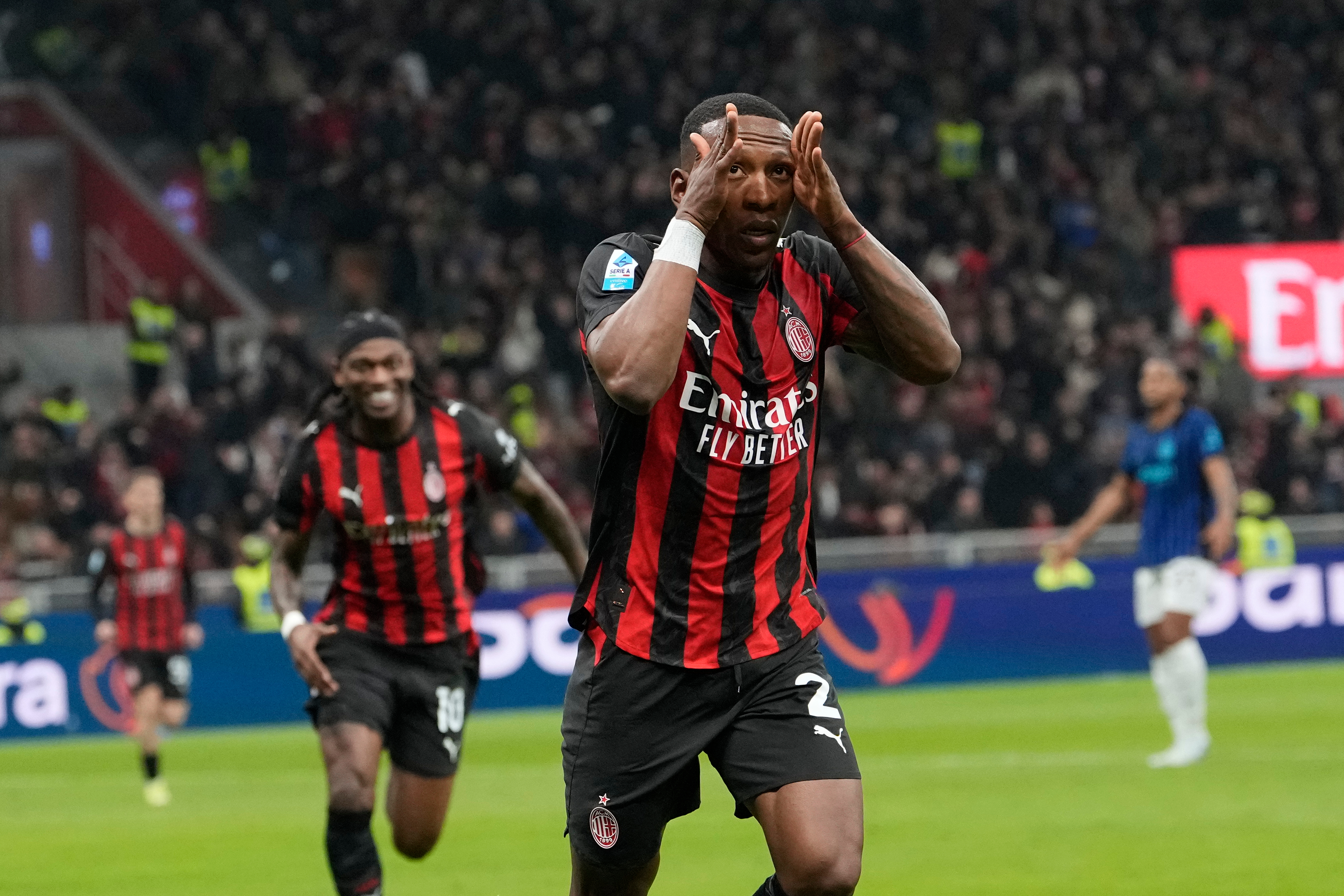 Estupiñán celebra un gol con las manos junto a la cara durante el clásico ante Inter en el estadio San Siro.
