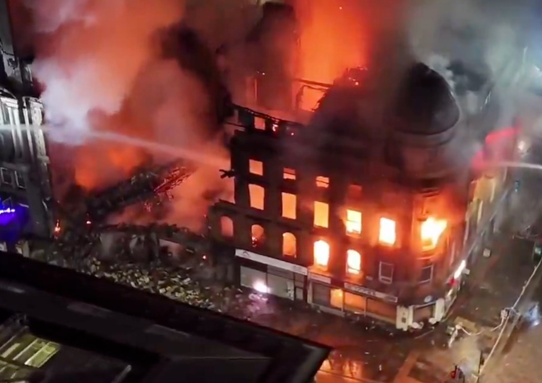 Incendio de gran magnitud consume un edificio cerca de la estación central de Glasgow mientras los bomberos combaten las llamas