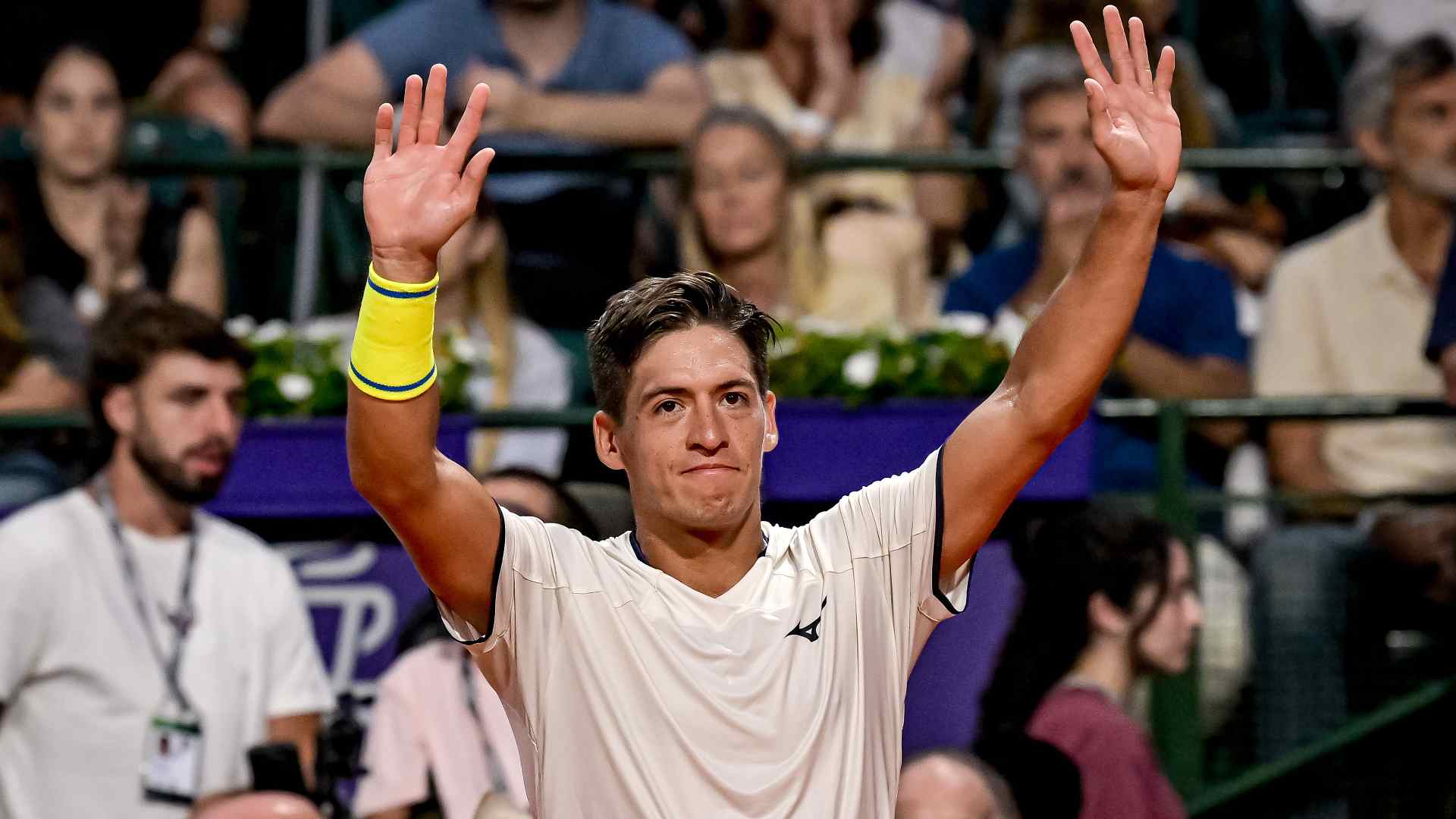 Sebastián Báez saluda al público tras su victoria ante Jiri Lehecka en el Masters 1000 de Indian Wells