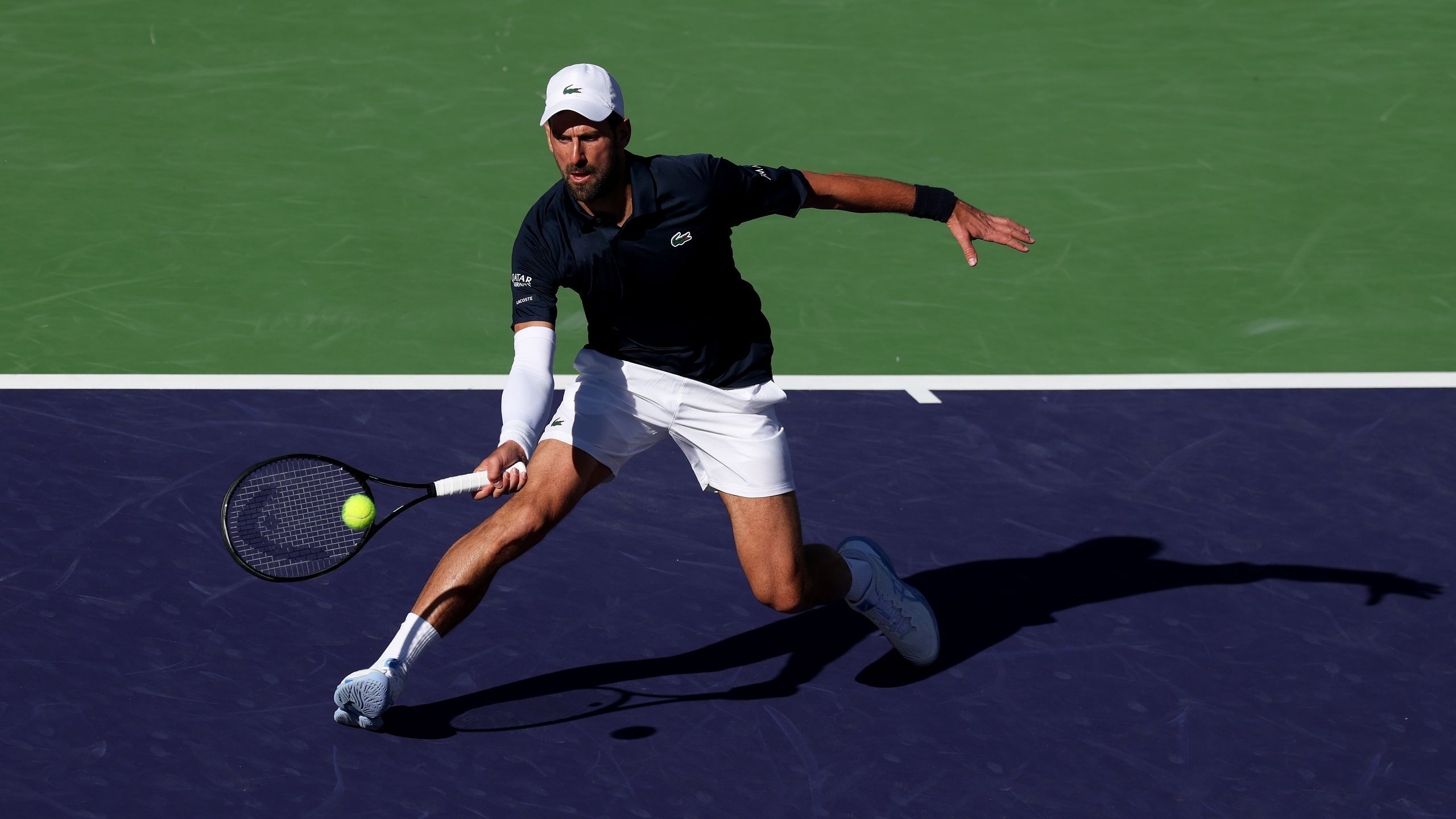 Novak Djokovic golpea una pelota durante su partido ante Aleksandar Kovacevic en el Masters 1000 de Indian Wells.