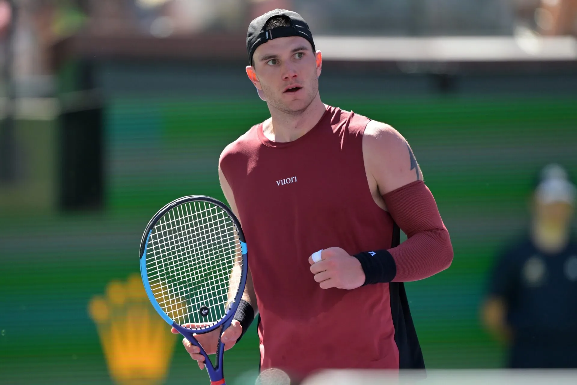 Jack Draper sostiene la raqueta y aprieta el puño durante el partido ante Francisco Cerúndolo en el Masters 1000 de Indian Wells.
