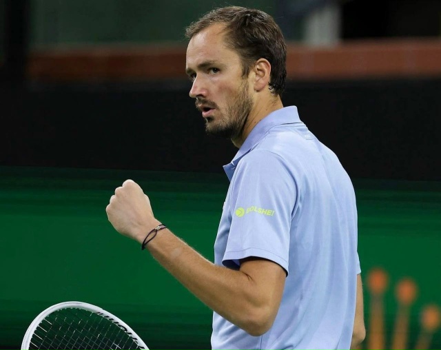 Daniil Medvedev aprieta el puño durante su partido ante Sebastián Báez en el Masters 1000 de Indian Wells.