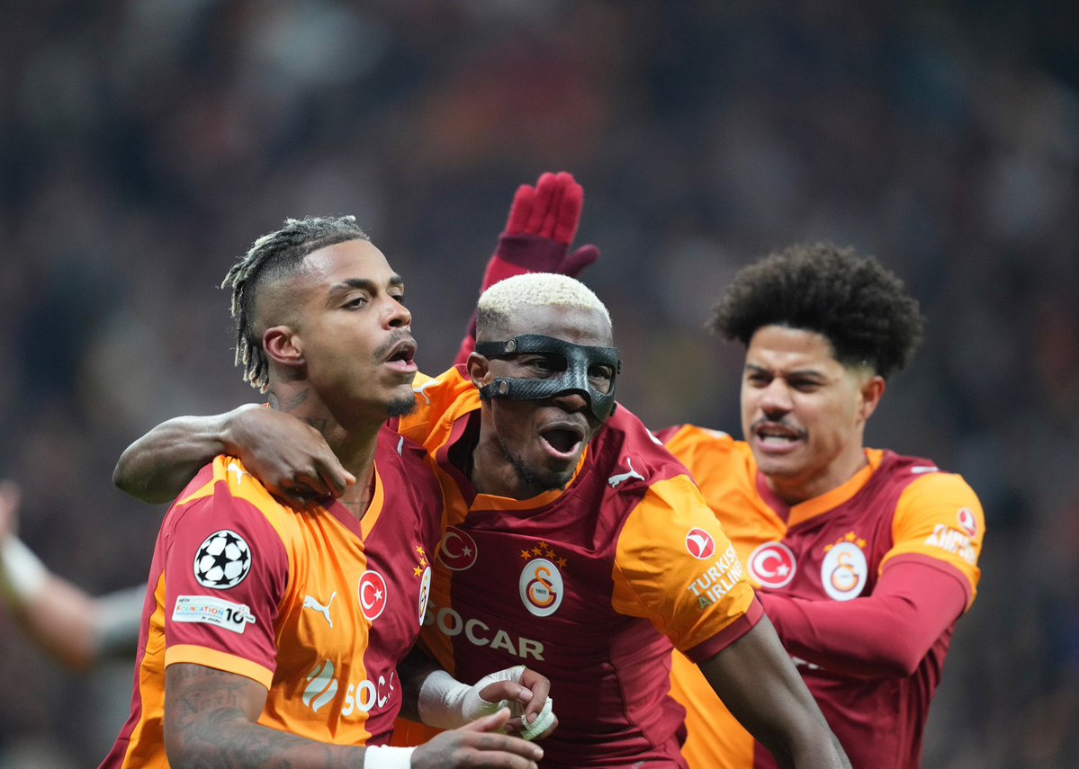 Jugadores de Galatasaray celebran el gol de Mario Lemina durante el partido ante Liverpool por los octavos de final de la UEFA Champions League.