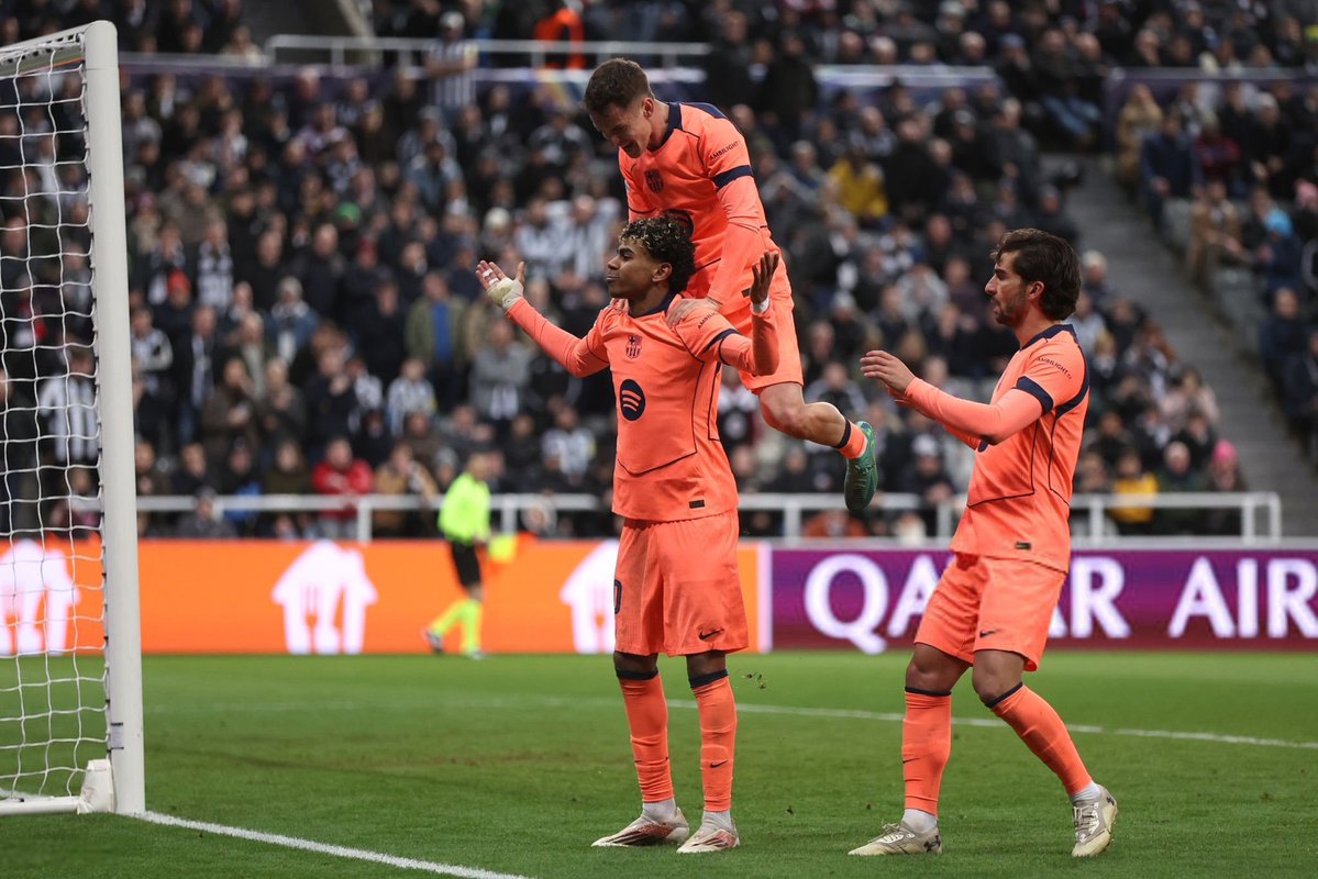 Lamine Yamal celebra el empate del Barcelona ante Newcastle en el tiempo de descuento durante el partido de ida de los octavos de final de la Champions League.