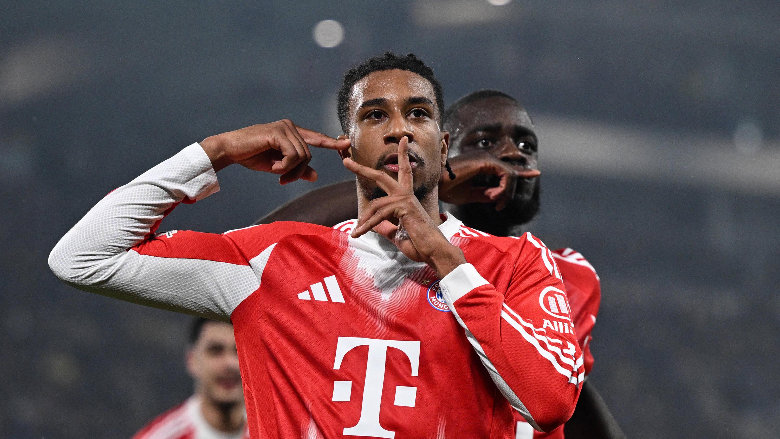 Michael Olise celebra uno de sus goles para Bayern Munich en el partido ante Atalanta por la Champions League.