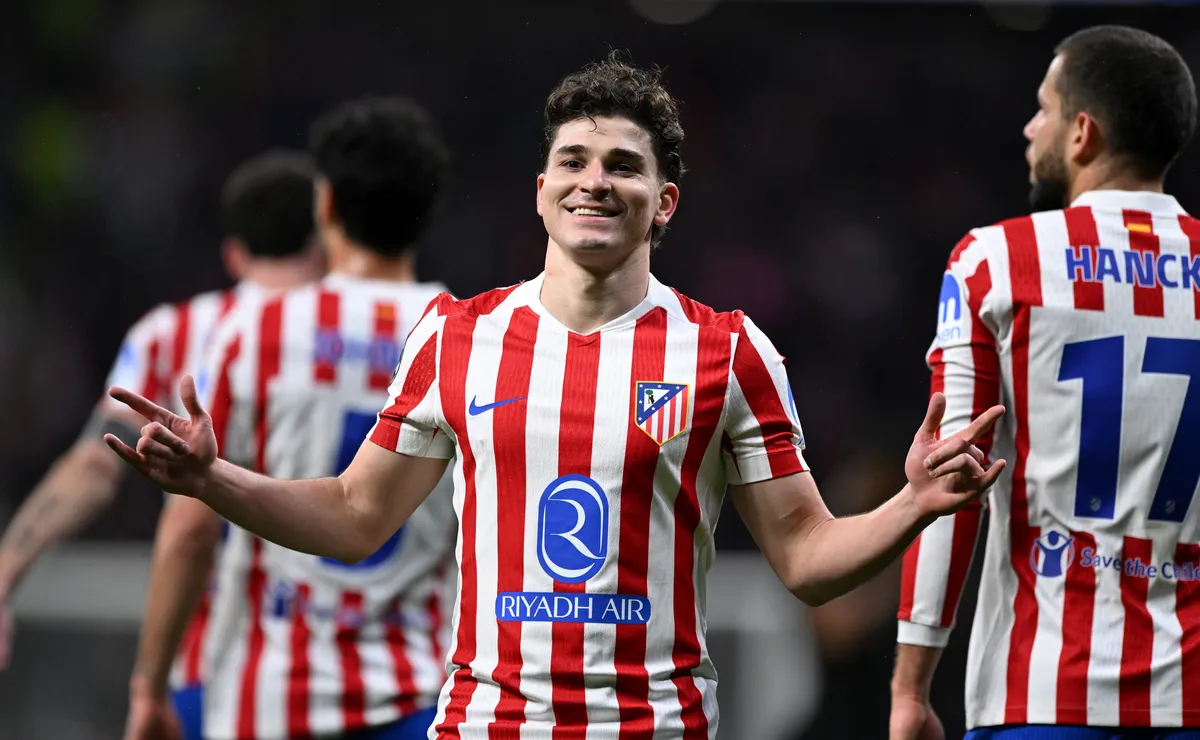 Julián Álvarez celebra un gol sonriendo con los brazos extendidos y haciendo el festejo del Hombre Araña con las manos.