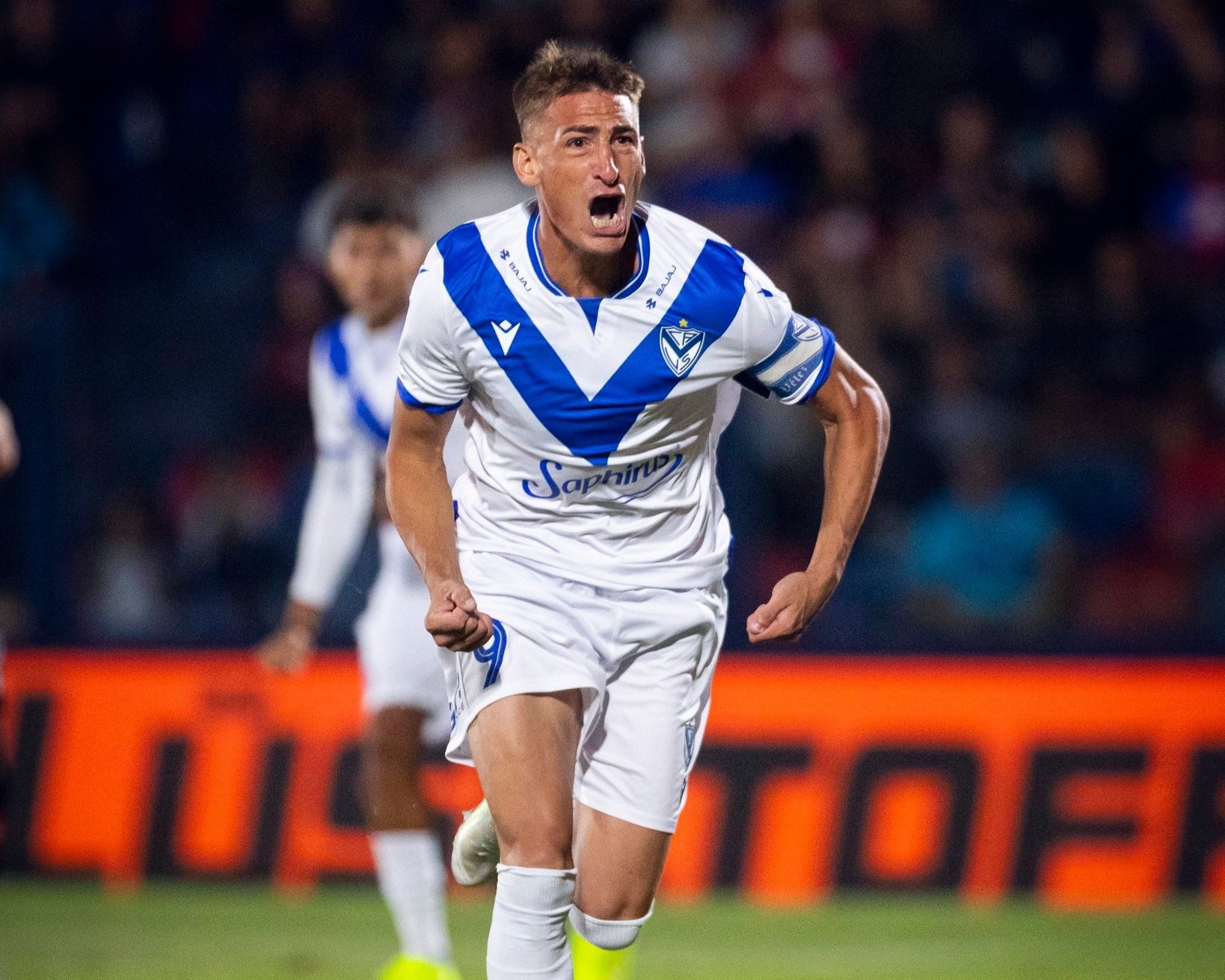 Braian Romero festeja el gol del empate de Vélez ante Tigre en el Torneo Apertura.