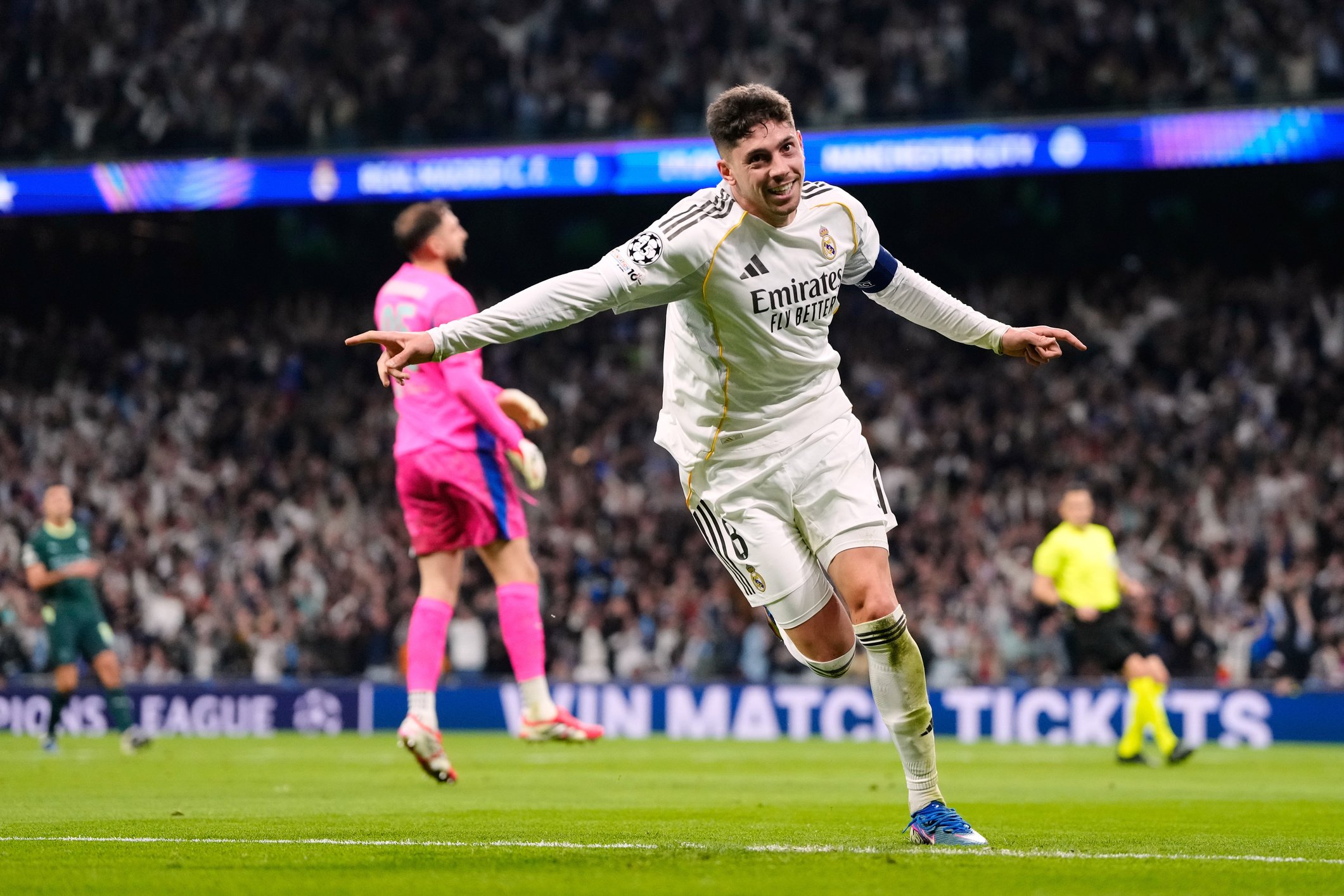 Federico Valverde festeja con los brazos extendidos tras marcar un gol para Real Madrid ante Manchester City en la UEFA Champions League.