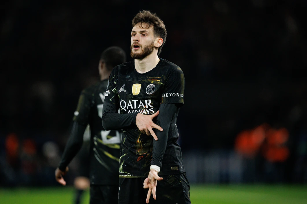 Khvicha Kvaratskhelia celebra uno de sus goles para Paris Saint-Germain con su festejo “hielo en las venas” ante Chelsea en la Champions League.