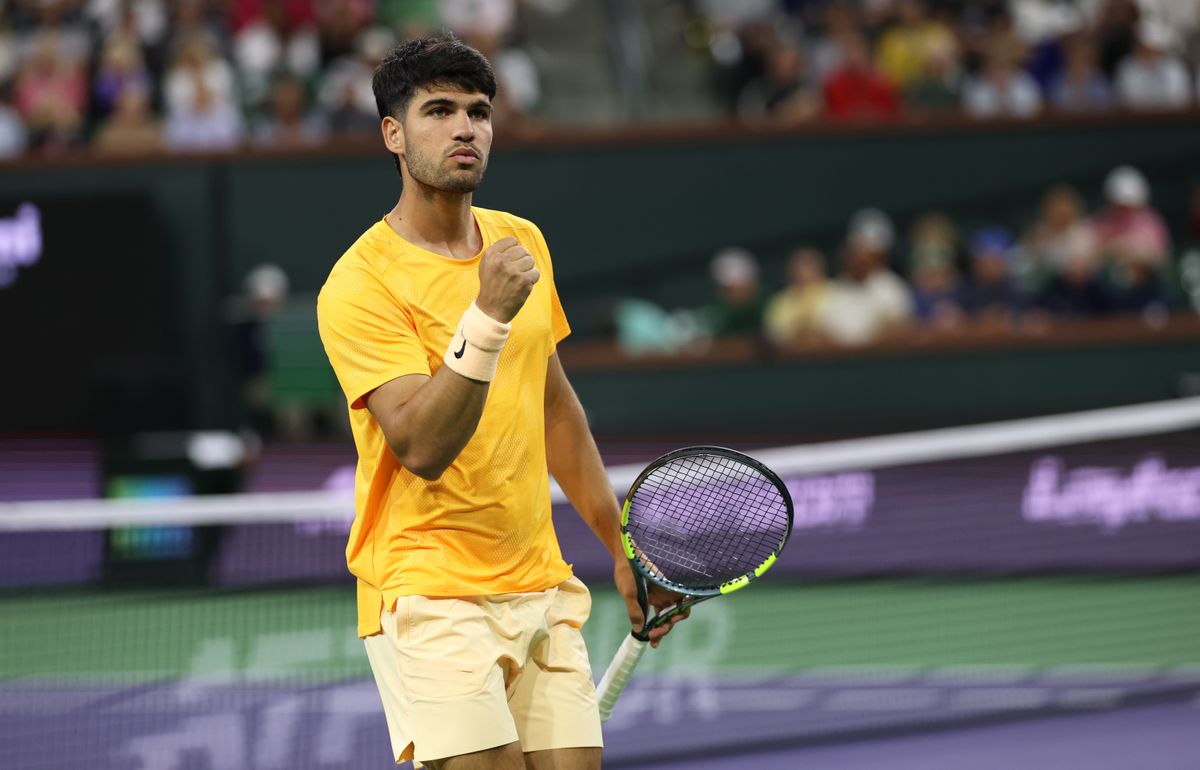 Carlos Alcaraz celebra un punto con el puño cerrado durante su partido ante Cameron Norrie en el Masters 1000 de Indian Wells