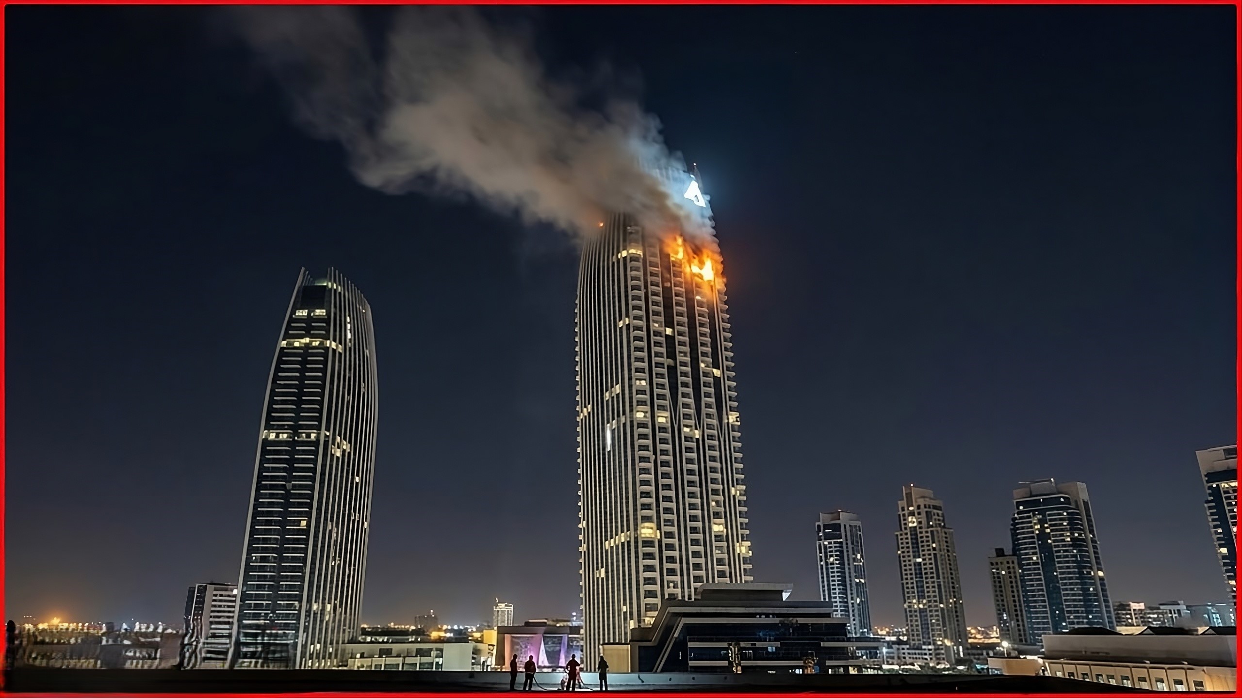 Incendio en un rascacielos del distrito financiero de Dubái tras un ataque con drones atribuido a Irán