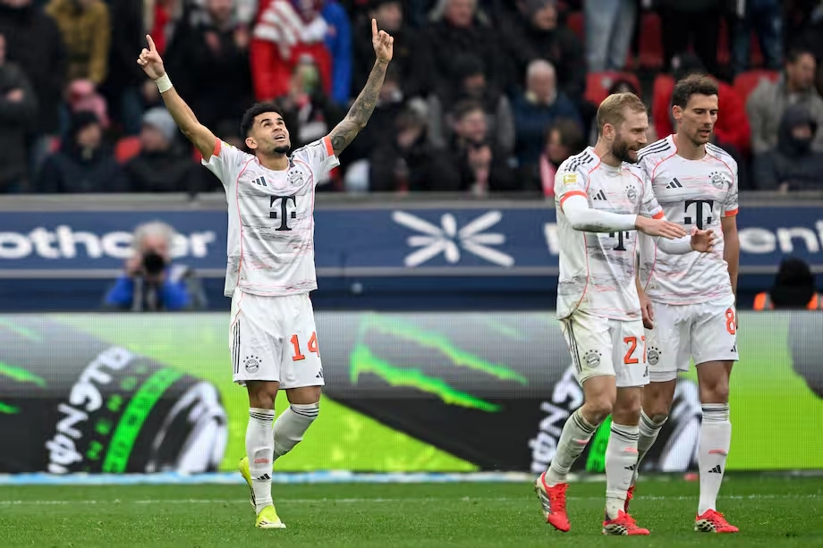 Luis Díaz celebra su gol para Bayern Munich señalando al cielo con ambas manos durante el partido ante Bayer Leverkusen por la Bundesliga.