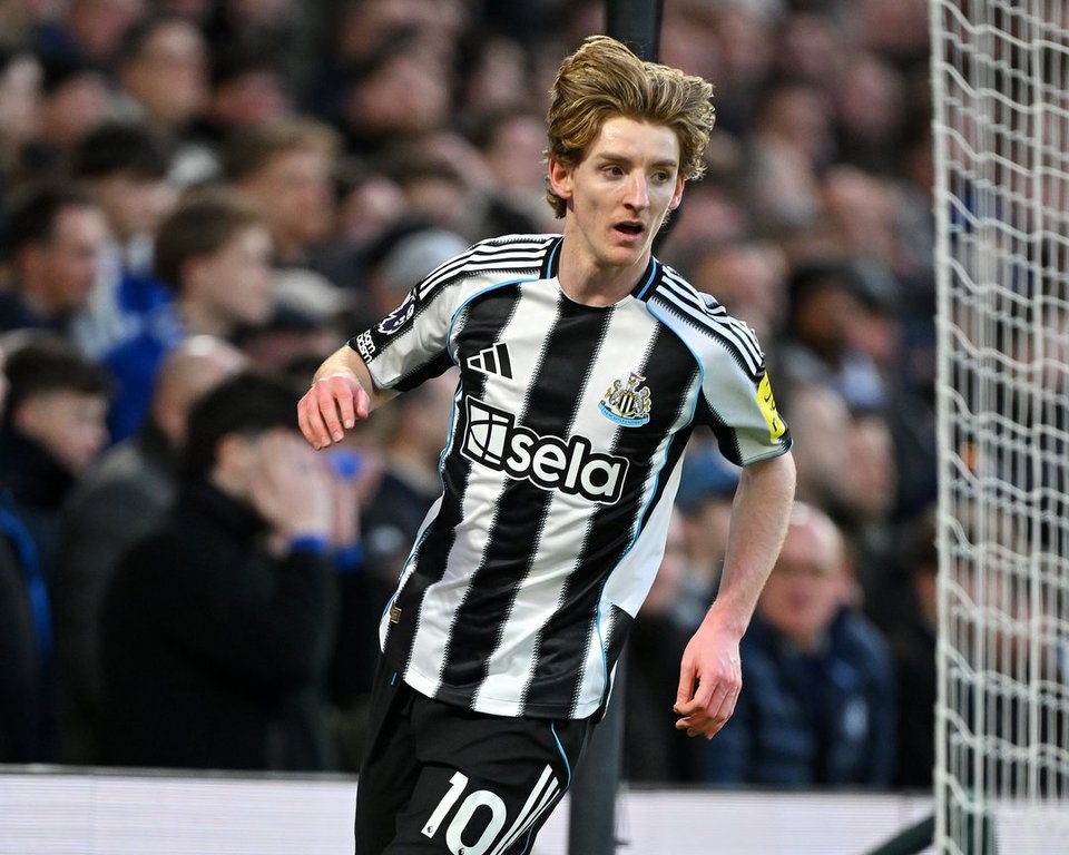 Anthony Gordon durante el partido entre Chelsea y Newcastle United por la Premier League