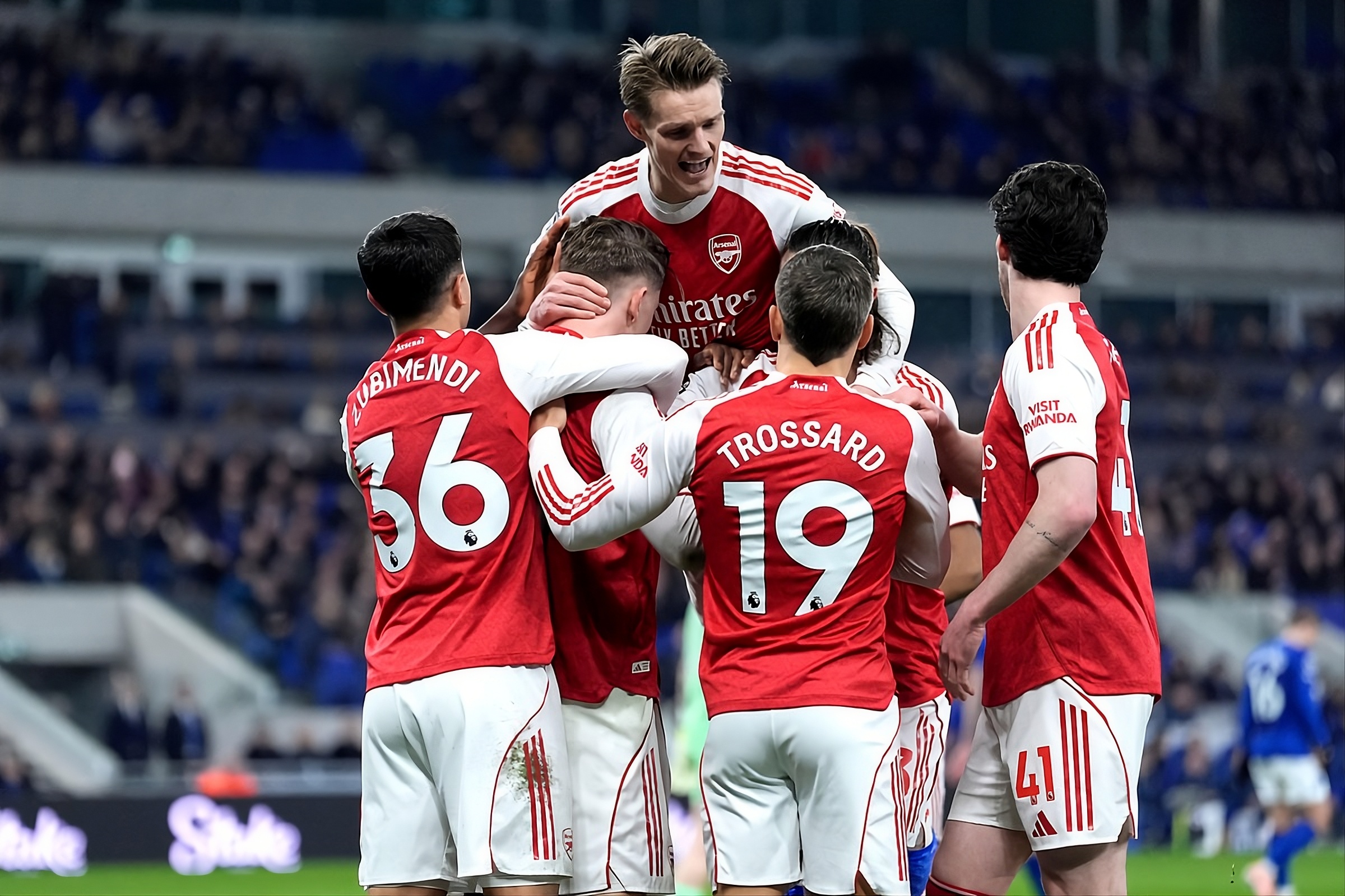 Jugadores de Arsenal F.C. celebran abrazados uno de los goles durante el partido ante Everton F.C. por la Premier League.
