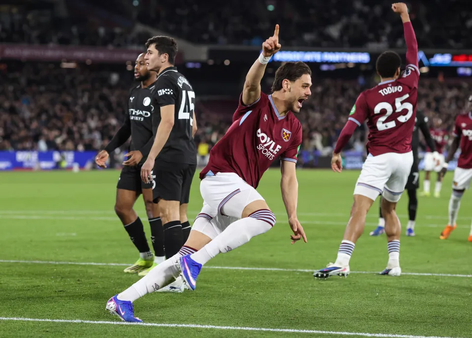 Konstantinos Mavropanos celebra su gol para West Ham United durante el partido ante Manchester City por la Premier League.