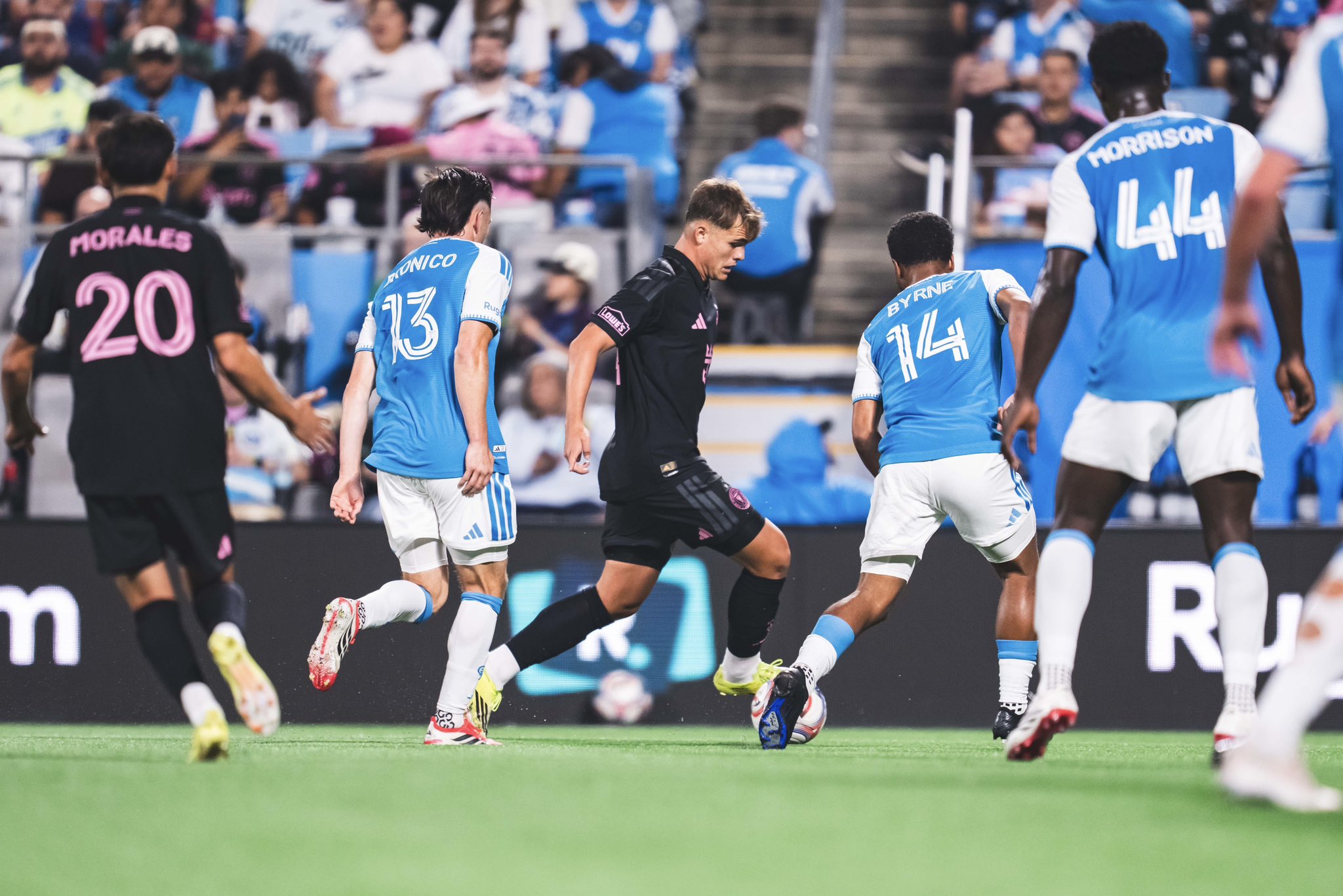 Luis Suárez con camiseta rosa número 9 celebra junto a Lionel Messi durante el partido ante Charlotte FC en la MLS.