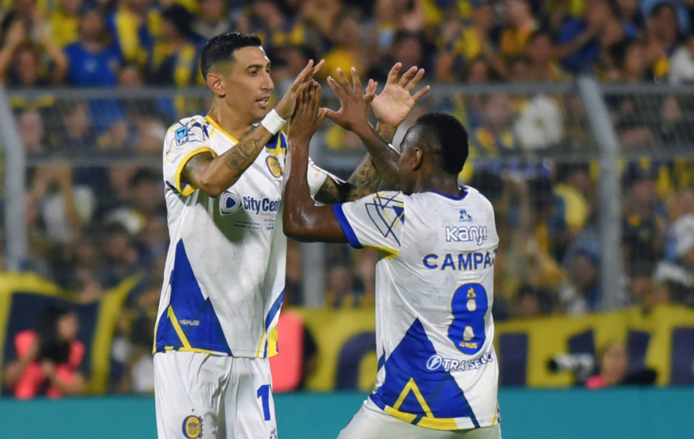 Ángel Di María y Jáminton Campaz chocan las manos durante el partido entre Rosario Central y Banfield por el Torneo Apertura de la Liga Profesional.