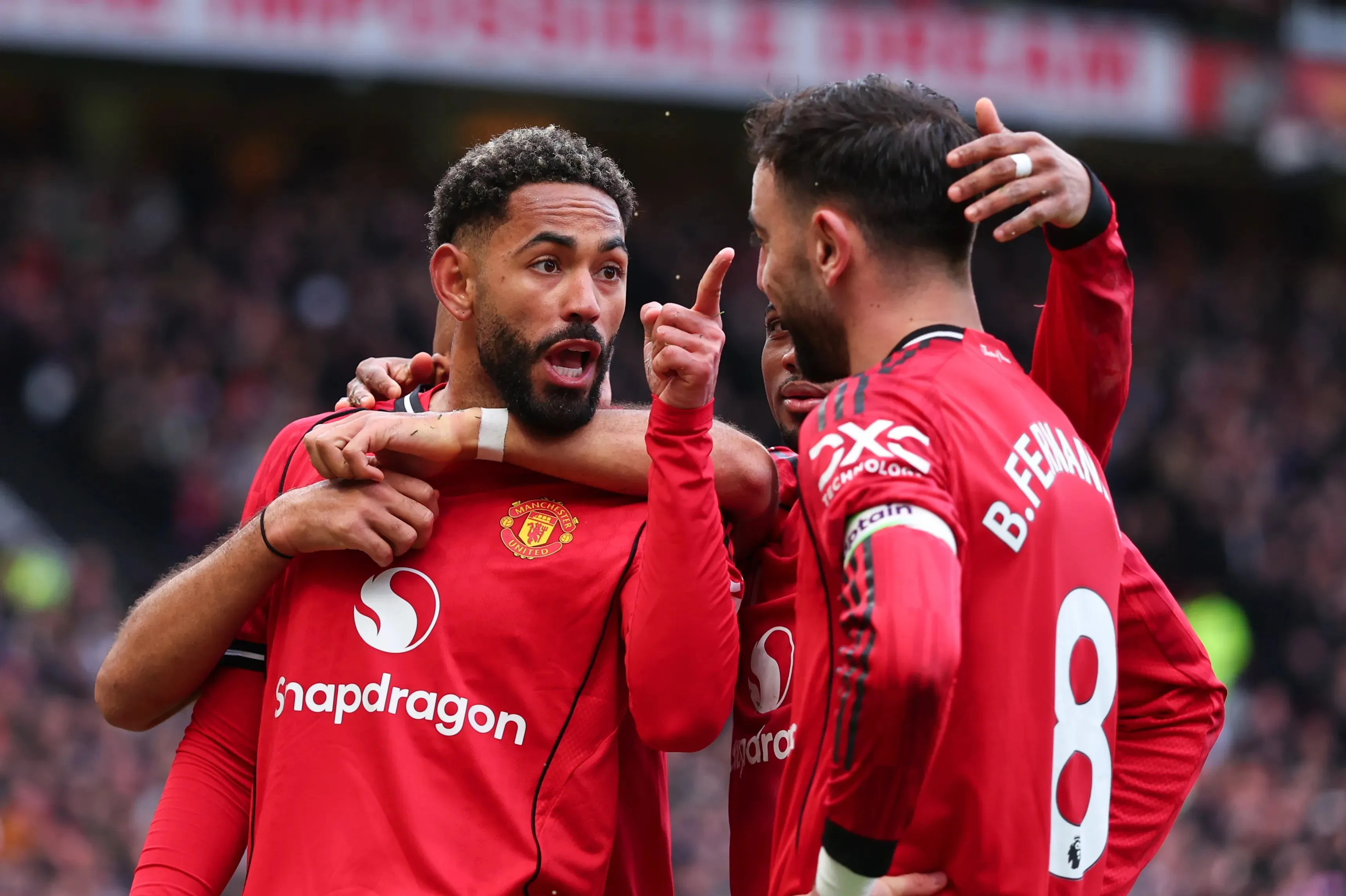 Matheus Cunha celebra su gol con sus compañeros de Manchester United durante el partido ante Aston Villa por la Premier League.