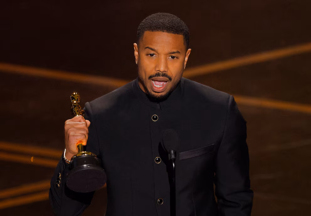 Michael B. Jordan sostiene su estatuilla del Oscar mientras da su discurso en el escenario