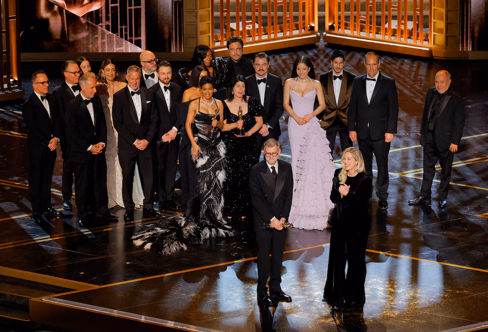 El equipo de “One Battle After Another” recibe el Oscar a Mejor Película en el escenario