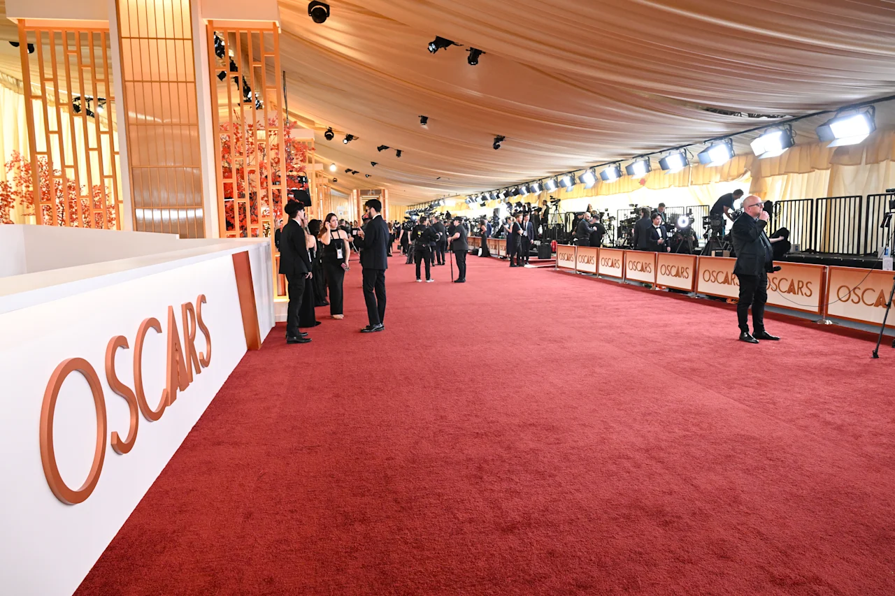 Alfombra roja preparada para la llegada de invitados y celebridades en la ceremonia de los Premios Oscar