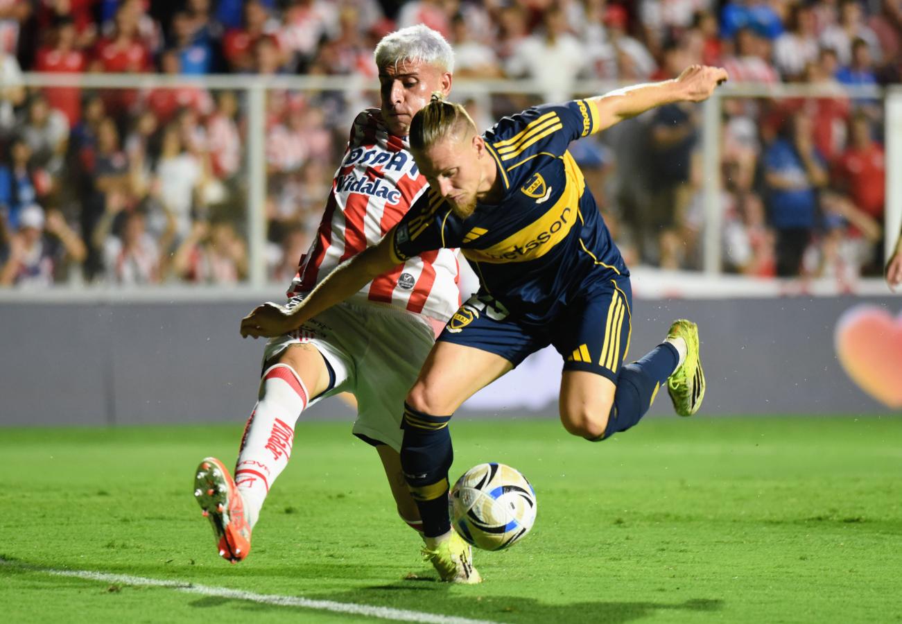 Santiago Ascacibar disputa el balón con un futbolista de Unión de Santa Fe durante el partido del Torneo Apertura