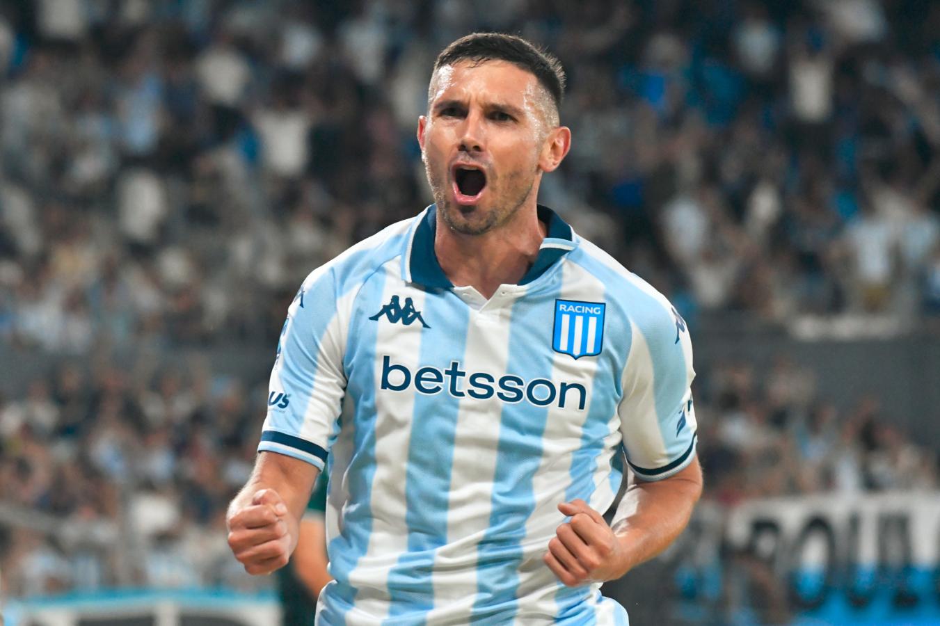 Adrián Martínez festeja un gol con un grito y los puños cerrados durante el partido de Racing
