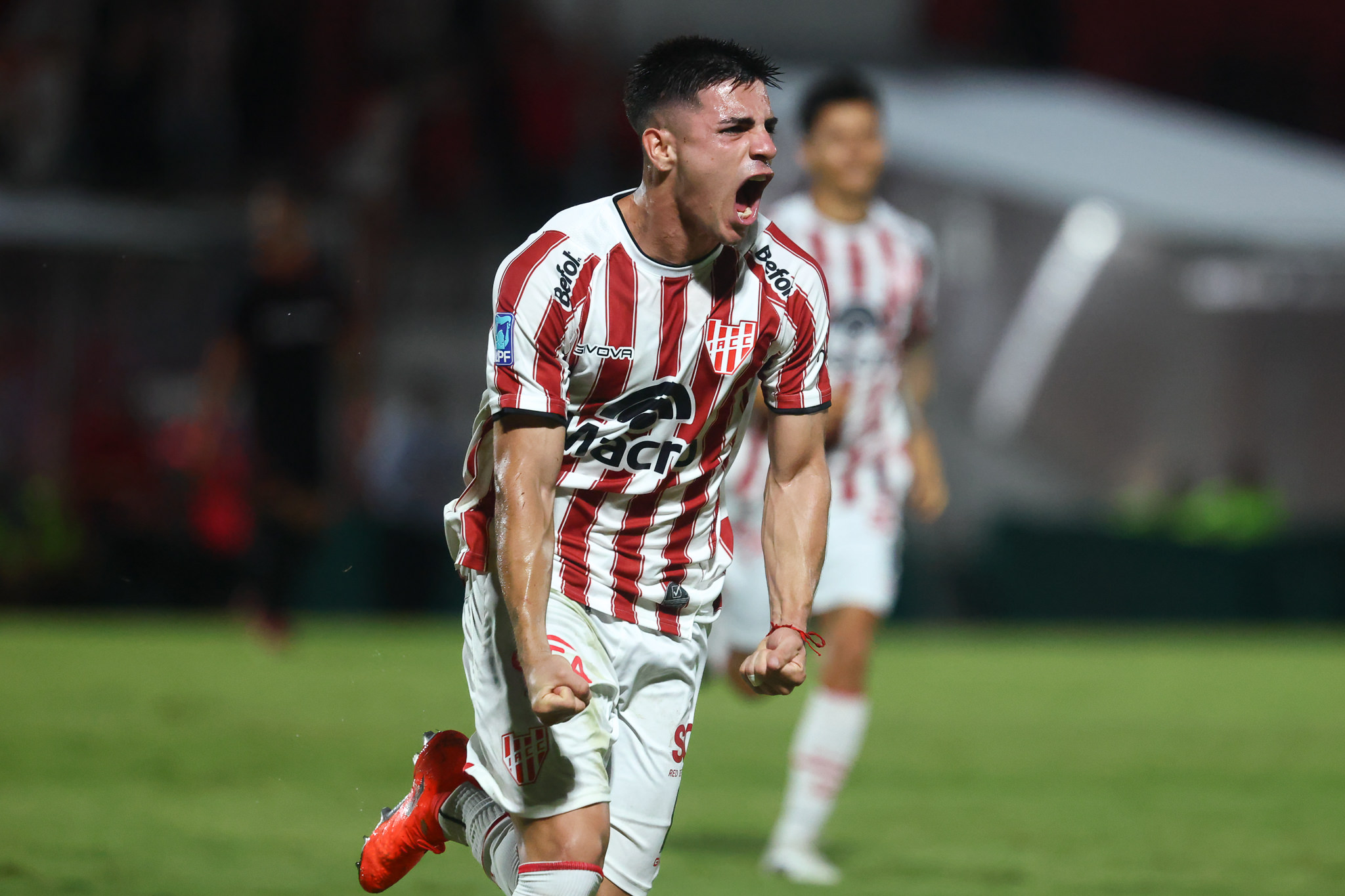 Alex Luna celebra su gol para Instituto con un grito y los puños cerrados