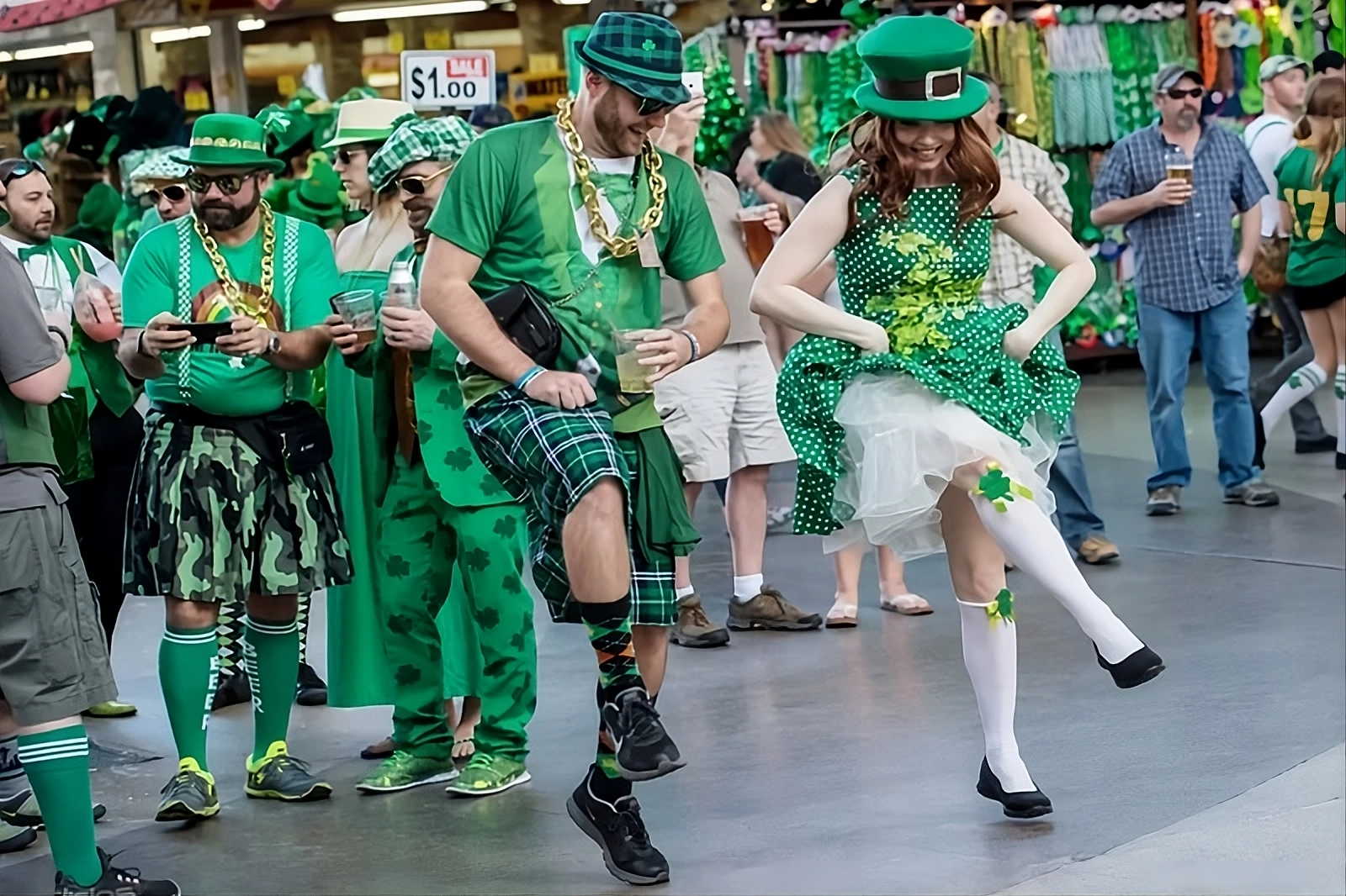 Personas vestidas de verde celebran el Día de San Patricio con música y baile en la vía pública